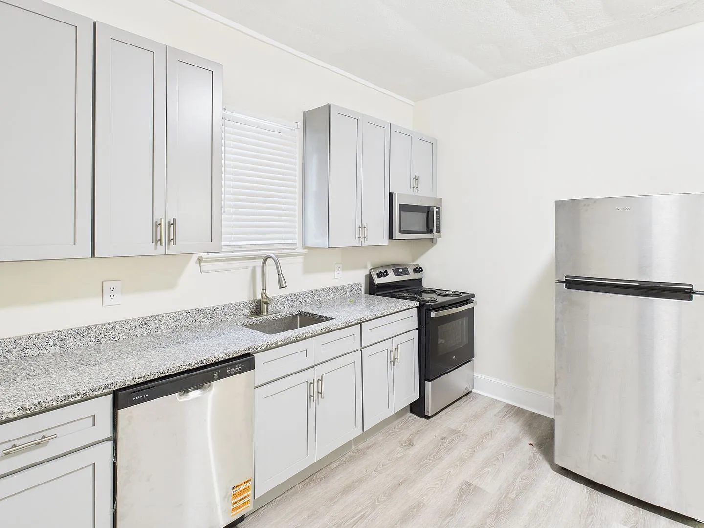 3 bed, 1.0 bath, 1209 sqft, $1,800 — Photo 4