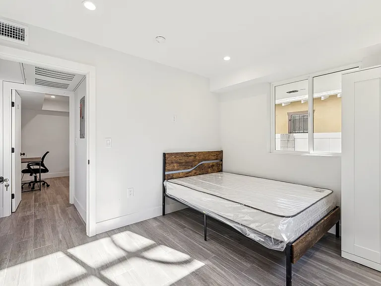 MH Liping 3505 Raymond Ave — Photo 5