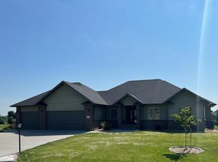 8347 Old Barn Rd, North Platte, NE 69101
