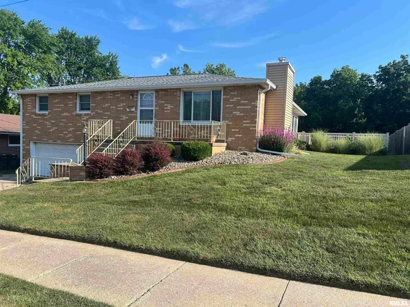 2305 Willow St, Pekin, IL 61554