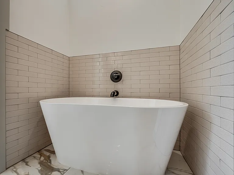 2240 E Thomas Ter — Photo 15