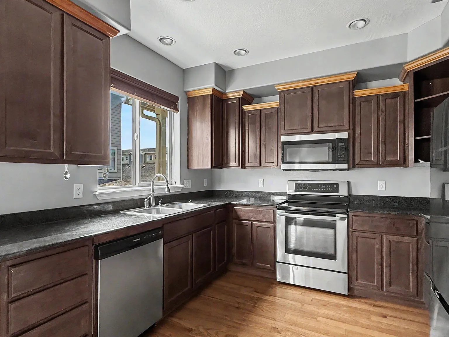 4 bed, 2.5 bath, 1843 sqft, $2,395 — Photo 2
