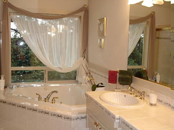 Master Bath with Jetted Soaking Tub