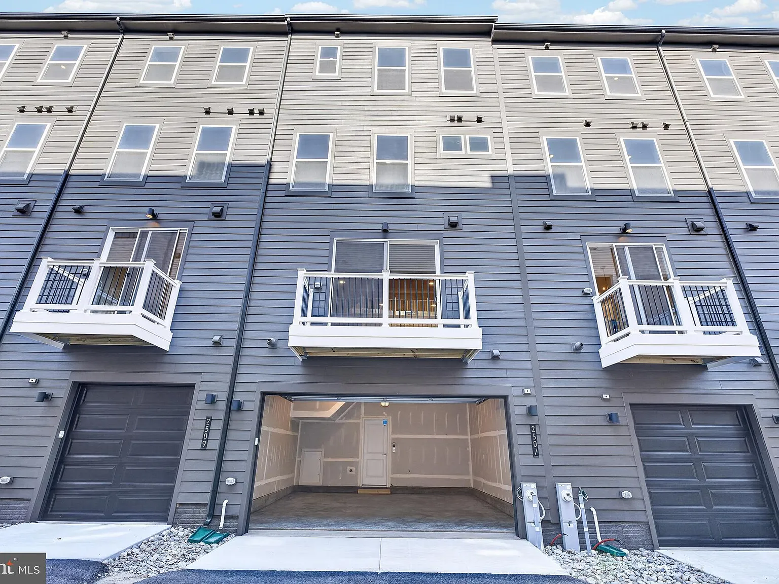 4 bed, 4.5 bath, $4,995 — Photo 3