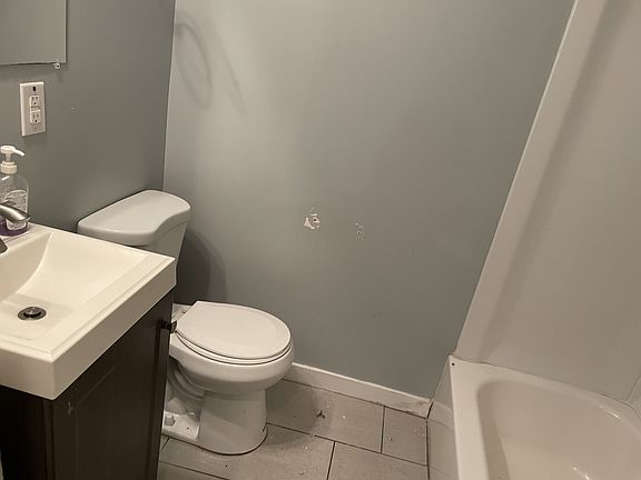 5th image of 972 Ashland Ave APT B