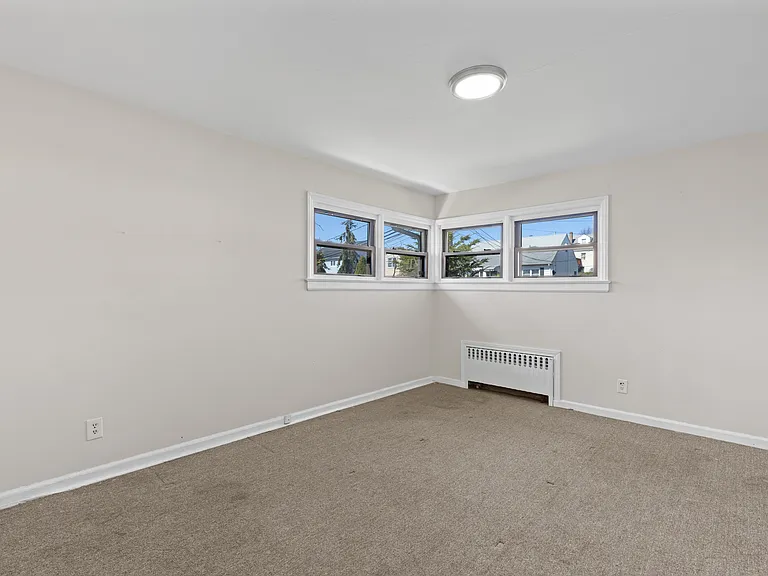 154 Ames St — Photo 8
