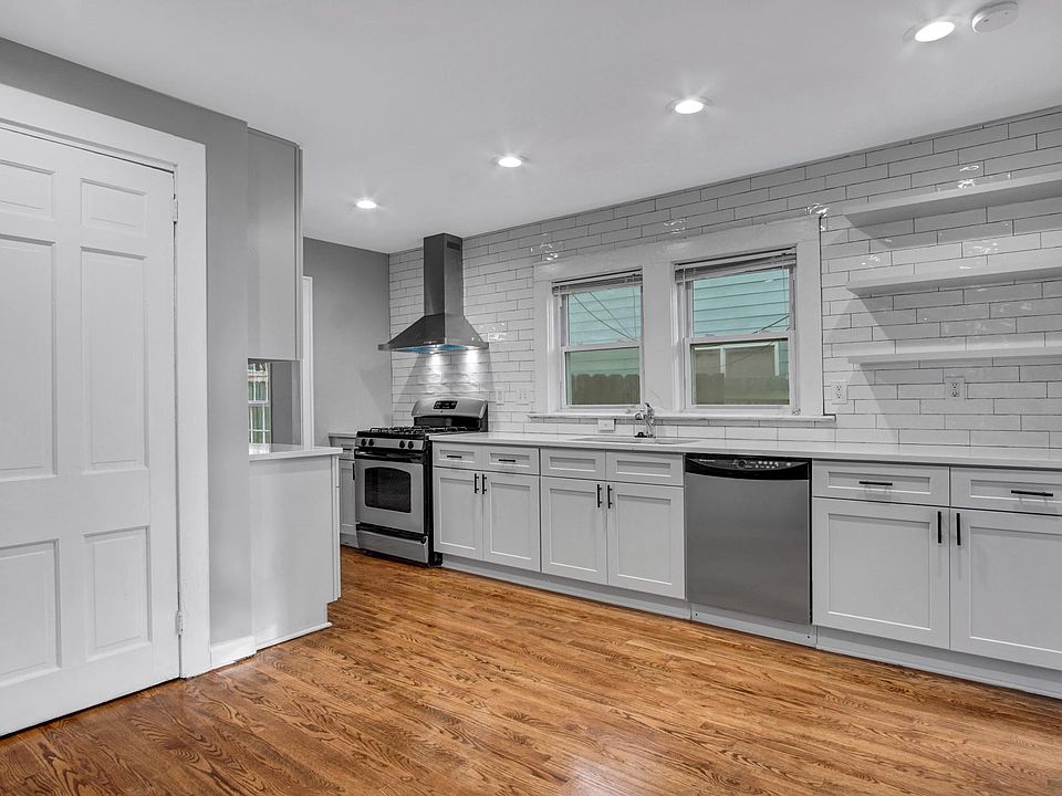 Kitchen reverse angle.