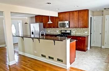 3rd image of 4815 W 105th Pl