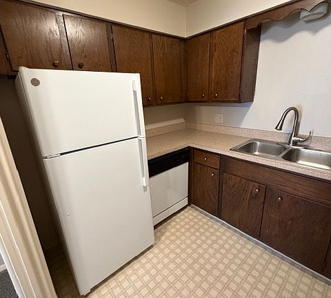 4th image of 2610 S 70th St #42