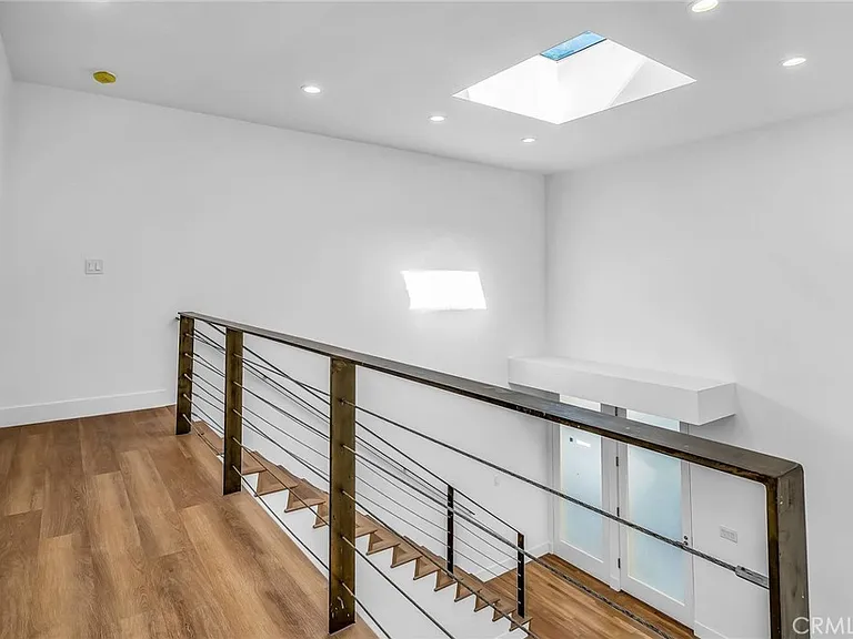 1531 Wellesley Ave — Photo 24