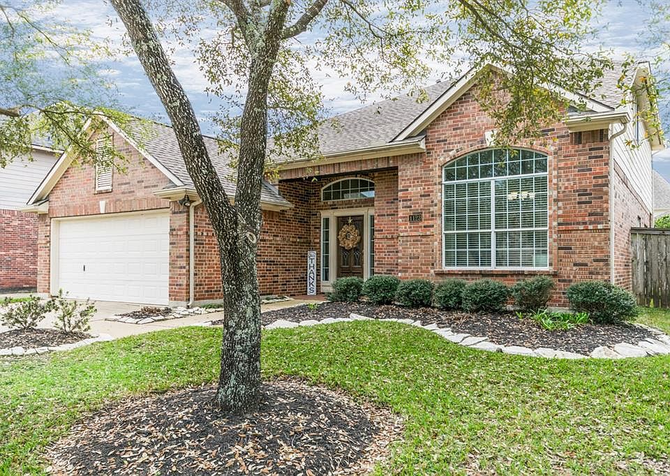 Welcome home ! Gorgeous Newmark home in the Ridge section.