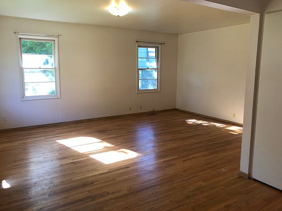 4th image of 560 SE South St