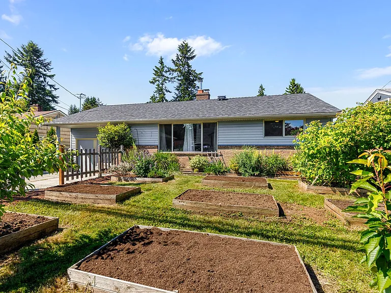 517 Pecks Dr — Photo 3