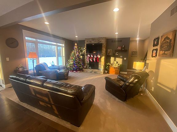 Living Room w/ gas fireplace