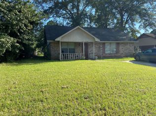 828 Lost Grove Ln, Hinesville, GA 31313