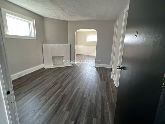 3rd image of 94 E Archwood Ave