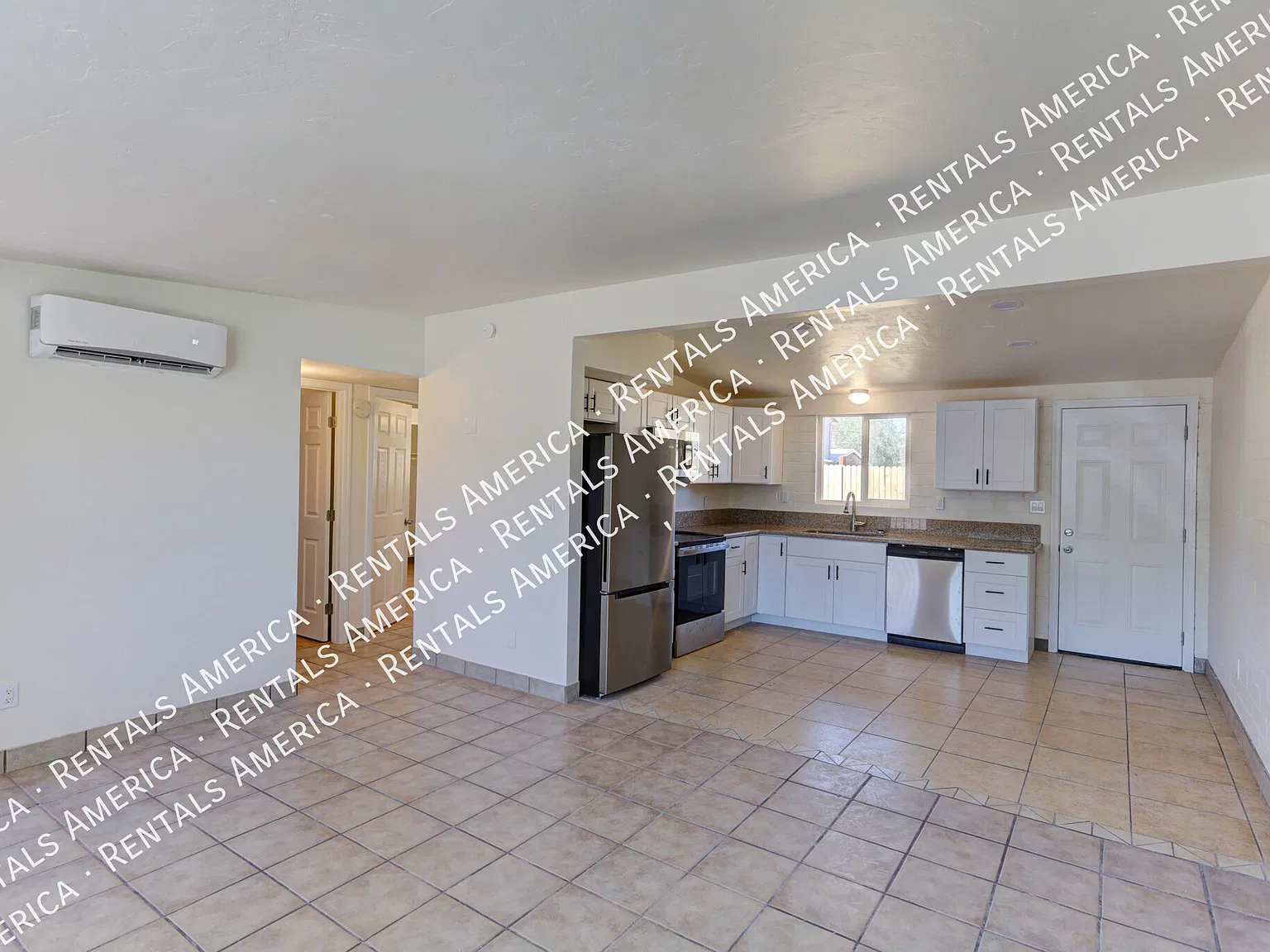 Charming 2 bed/1 bath with W/D hookups and Fenced Yard! — Photo 2