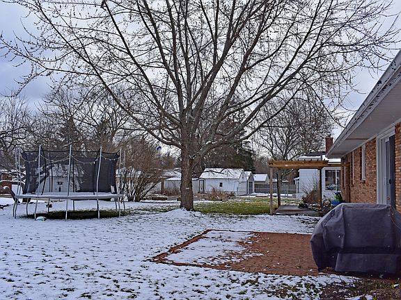 3rd image of 1920 Lotus Ave SE
