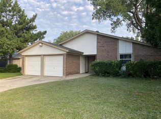 902 W Midway Dr, Euless, TX 76039