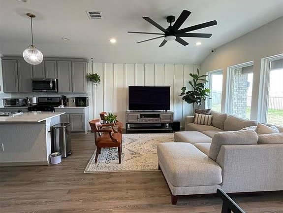 3rd image of 18618 Penryn Cir