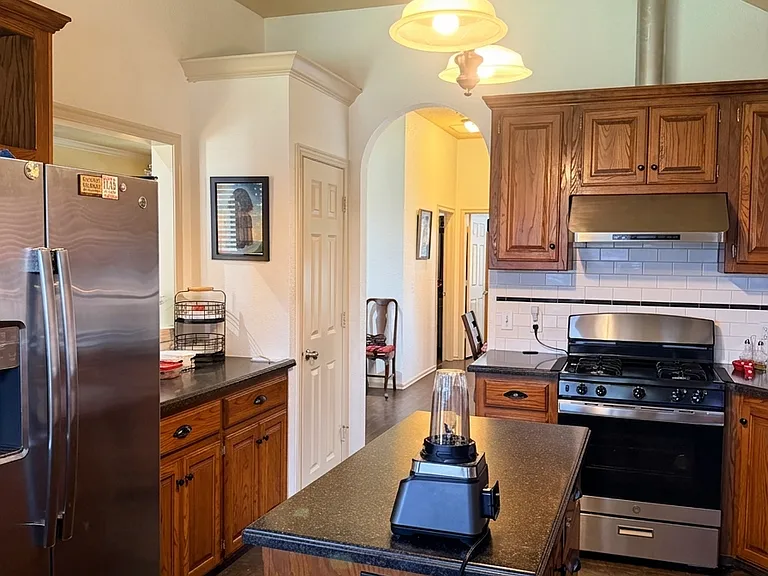 3008 Elie St — Photo 8