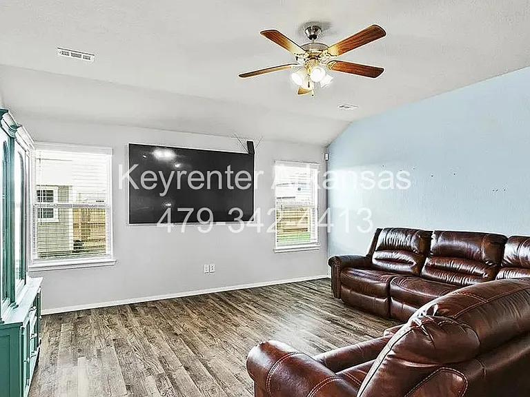 1600 Edinburgh Dr — Photo 5