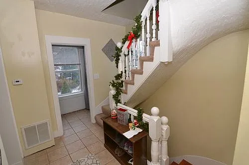 Medford Square 3 Bed apartment! Washer and Dryer in unit. Central Heat and Air. Plus large bedroo... — Photo 4