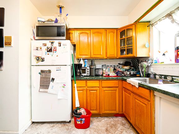 5th image of 2466 Delanoy Ave