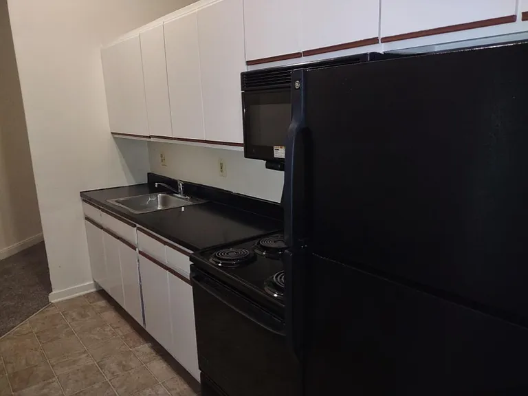 Marlboro Classic Apt & Redwood Square — Photo 105