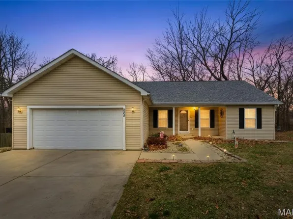 223 N Cedar Bluff Dr, Valmeyer, IL 62295