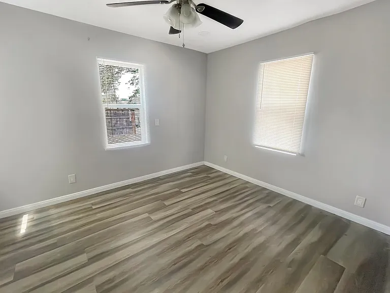 319 N Houston St — Photo 6