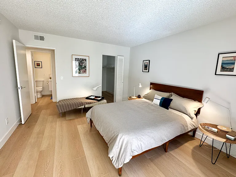 Sherman Oaks Apartments — Photo 17