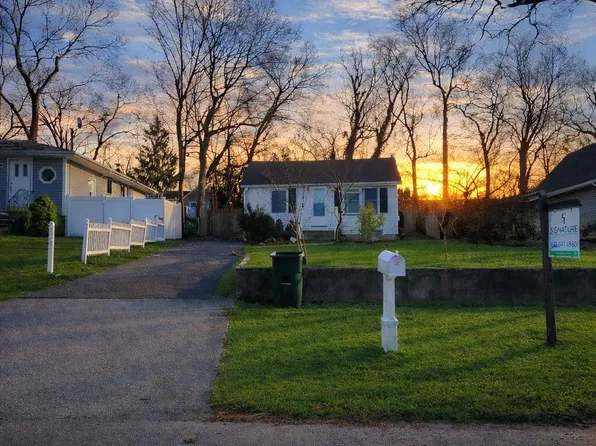 12 Cedarhurst Avenue, Selden, NY 11784