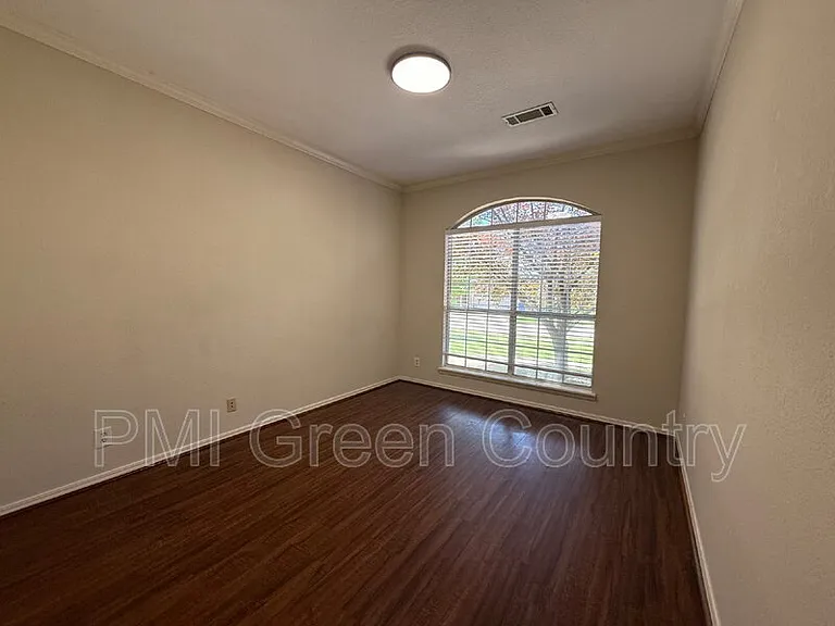 1800 W Jefferson St — Photo 9