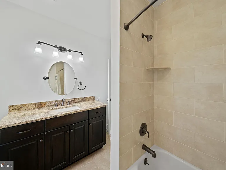 1025 N Chatham Rd — Photo 25
