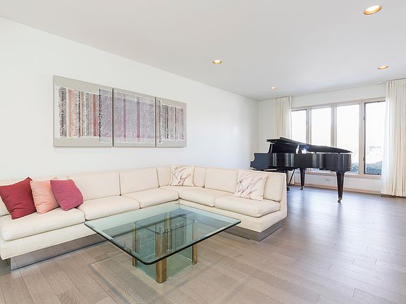 3rd image of 3004 Parkside Dr