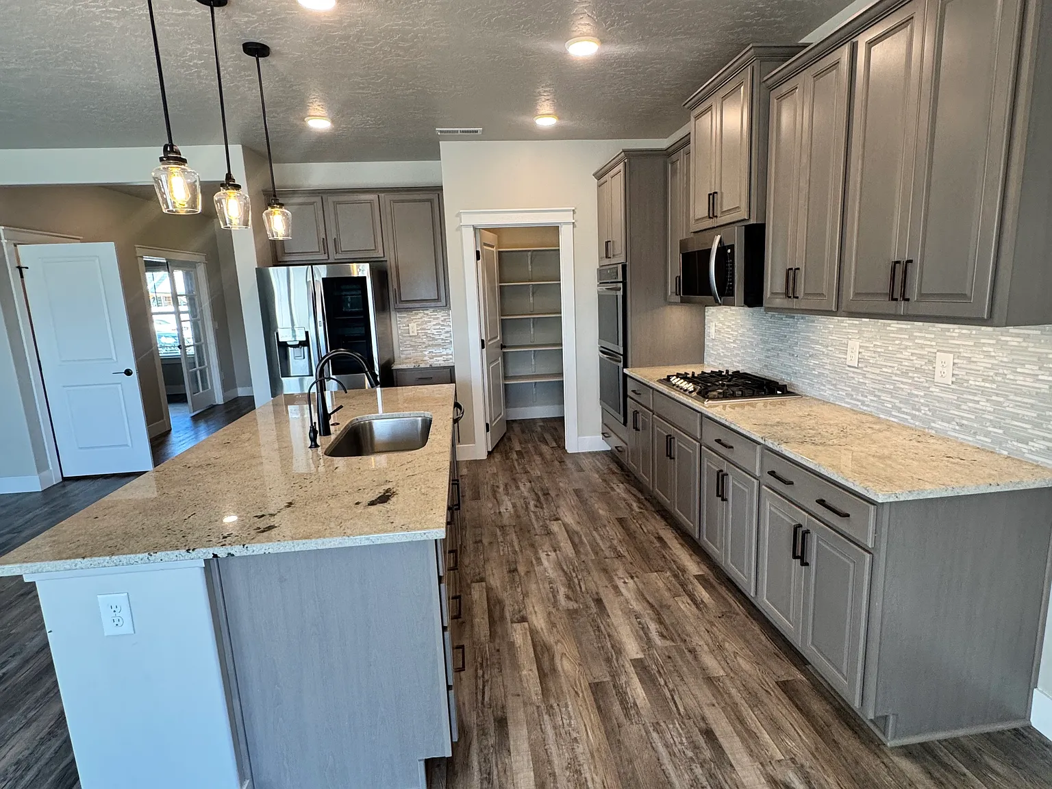 4 bed, 2695 sqft, $2,850 — Photo 3
