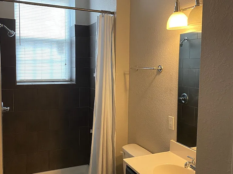 111 W Unaka Ave — Photo 6
