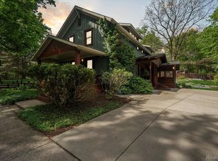 612 S Oak St, Fenton, MI 48430