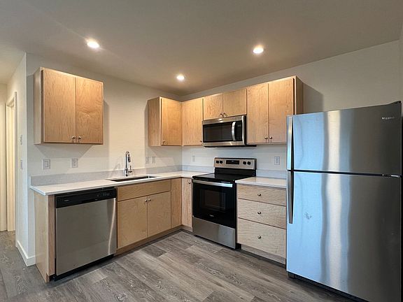 2nd image of 530-534 Putnam St #1