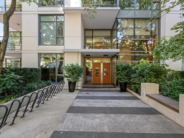 135 W 2nd St #205, North Vancouver, BC V7M 0C5