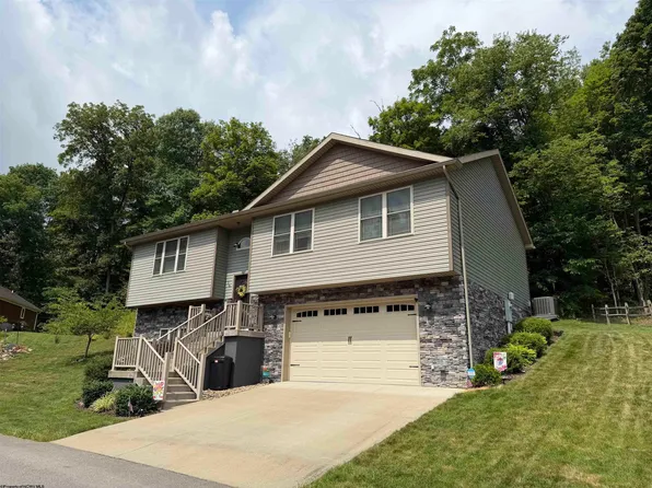 16 Bunker Hill Ln, Fairmont, WV 26554