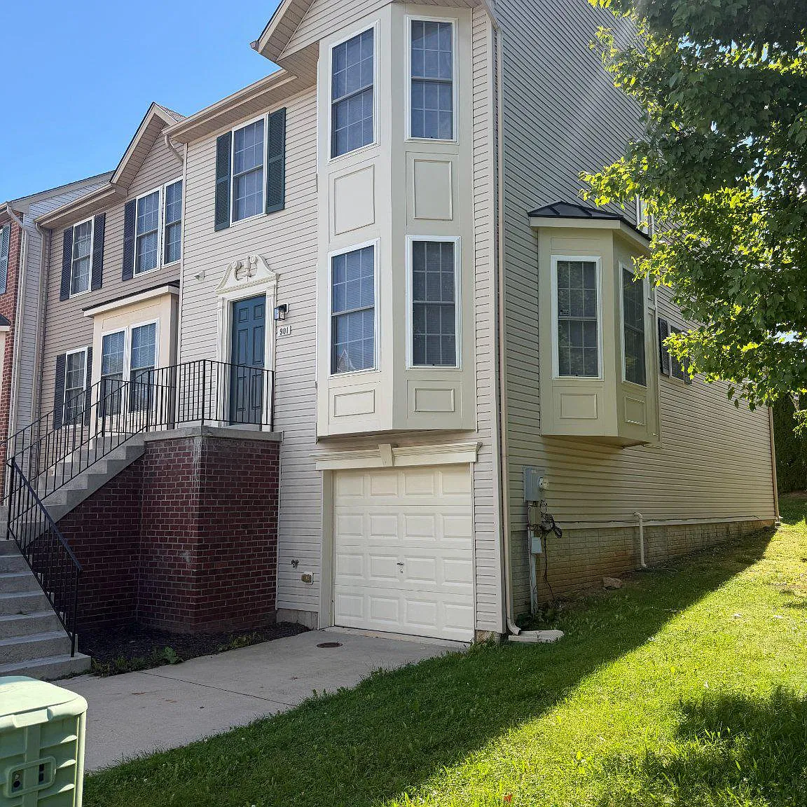 3 bed, 4.0 bath, 2456 sqft, $2,700 — Photo 1