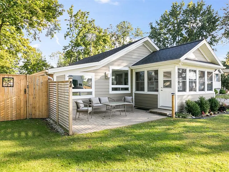 864 Lawrence Dr — Photo 2