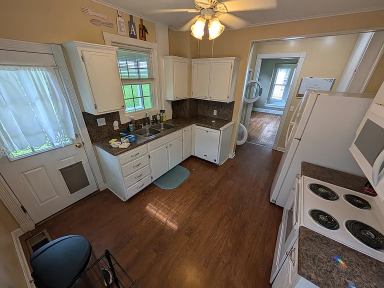 929 Riley St — Photo 30