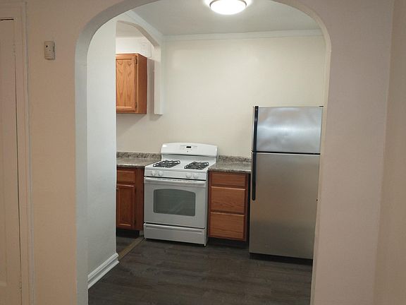 3rd image of 1528 W Pratt Blvd #406