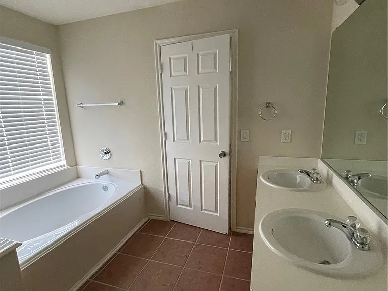 10506 Sugar Trace Dr — Photo 13
