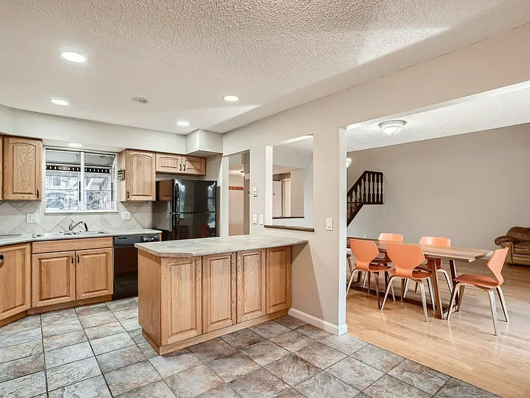 2528 S Vaughn Way #D — Photo 8
