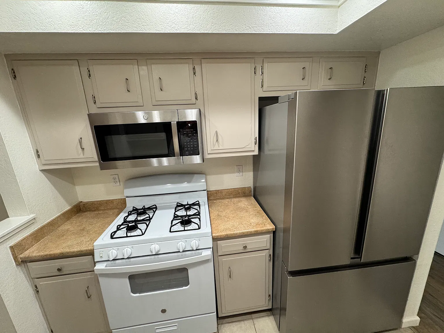 2 bed, 932 sqft, $3,300 — Photo 4