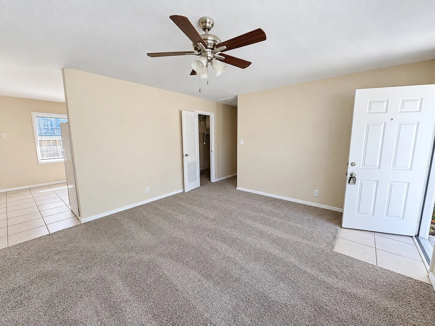 4955 N Kenyon Dr — Photo 2